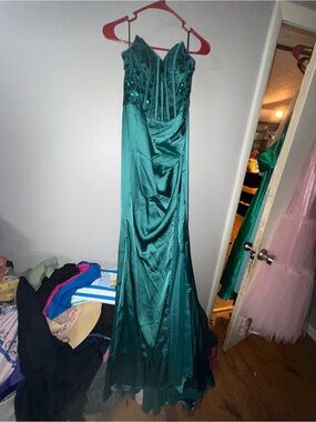 Elegant Strapless Emerald Green Evening Gown